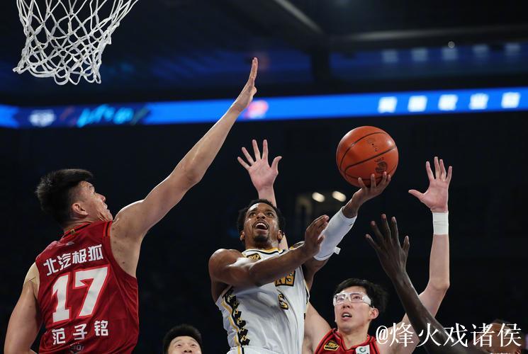 广厦主场打爆辽宁，外援成最大软肋，半场甩开近二十分难翻盘，上海轻松踩江苏，团队配合才是王道，积分榜风云再起谁还能撑到底？