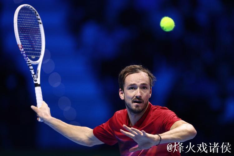 ATP总决赛梅德韦德夫首胜保出线希望 辛纳两连胜